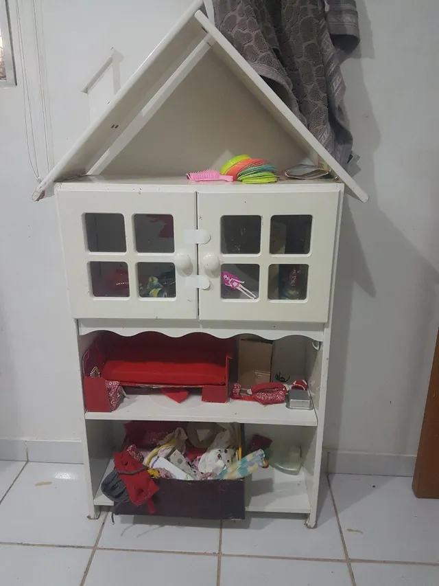 Casinha de Boneca Barbie Mdf Pintada Adesivada 53cm + 38 móveis brancos