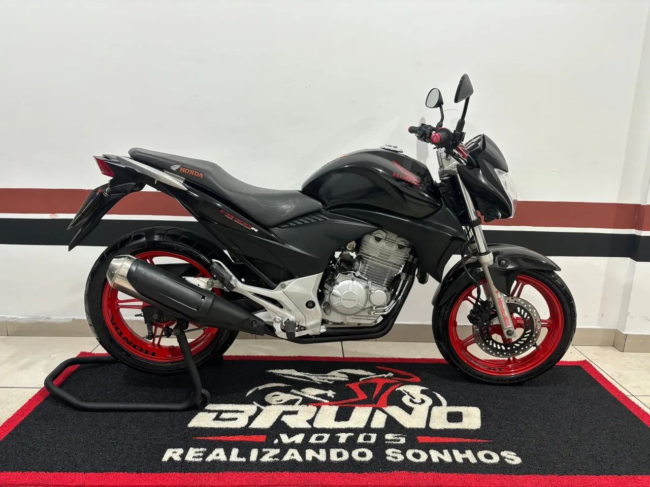 CB 300c 2011 MUITO NOVA  (DIVIDO EM 21 VEZES NO CARTÃO)