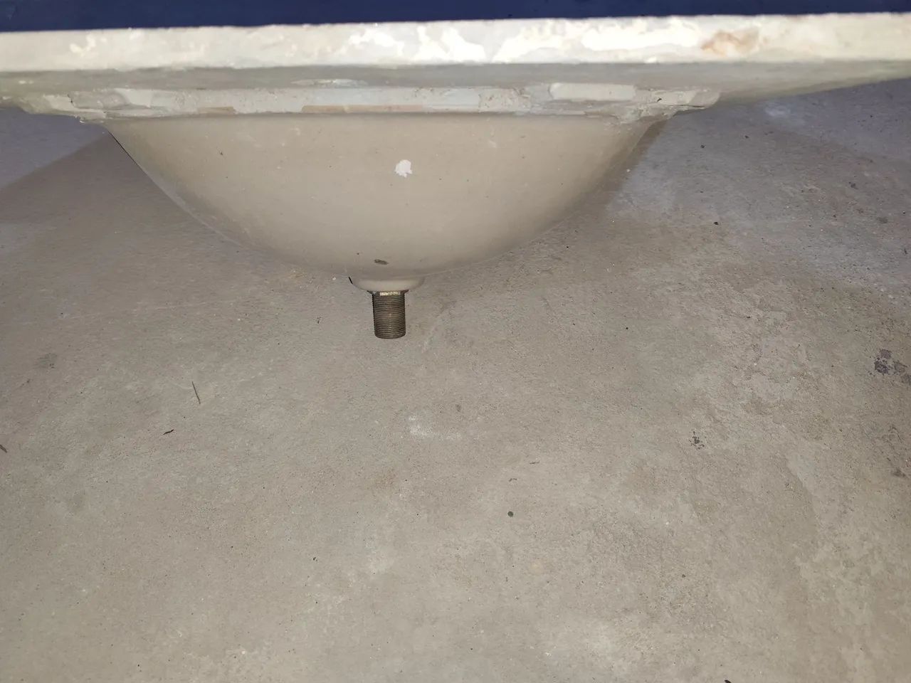 Pia de banheiro em cerâmica