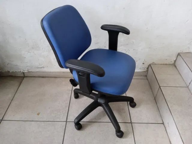 Cadeira de escritório giratória c/ rodas em Couro Ecológico / Tecido Azul - Foto 2