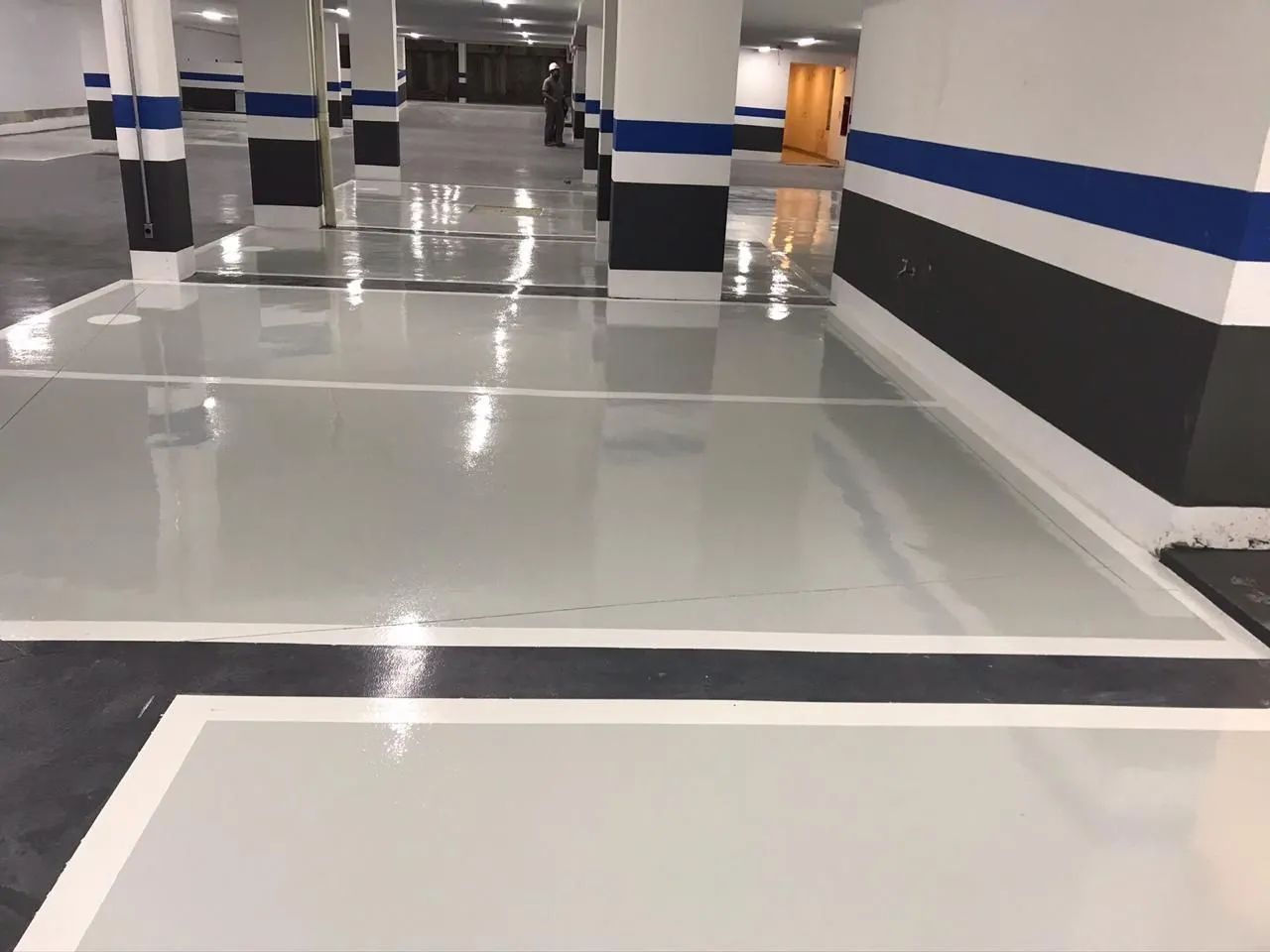 Pisos industriais, pintura epóxi, revestimento uretano, polimento de piso.