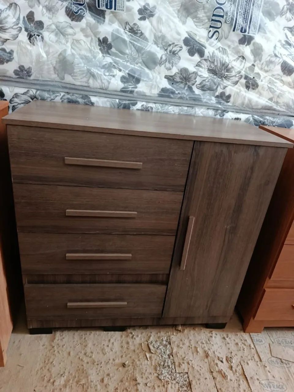 Cômoda com gavetas e porta