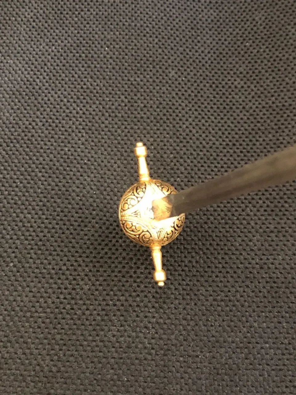 Lindo Abridor de Cartas no formato de espada florete - Em metal dourado com 16 cm - Foto 3