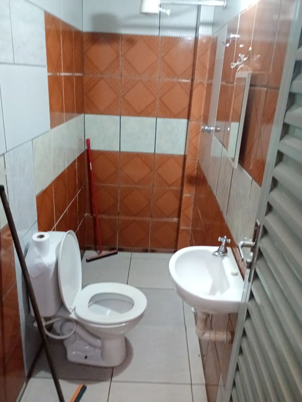 Vendo ou troco, por chácara no Df. Casa.