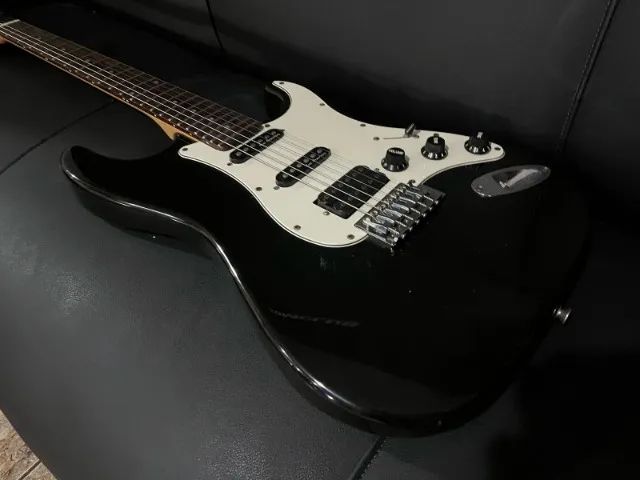 Guitarra Stratocaster Eagle preta