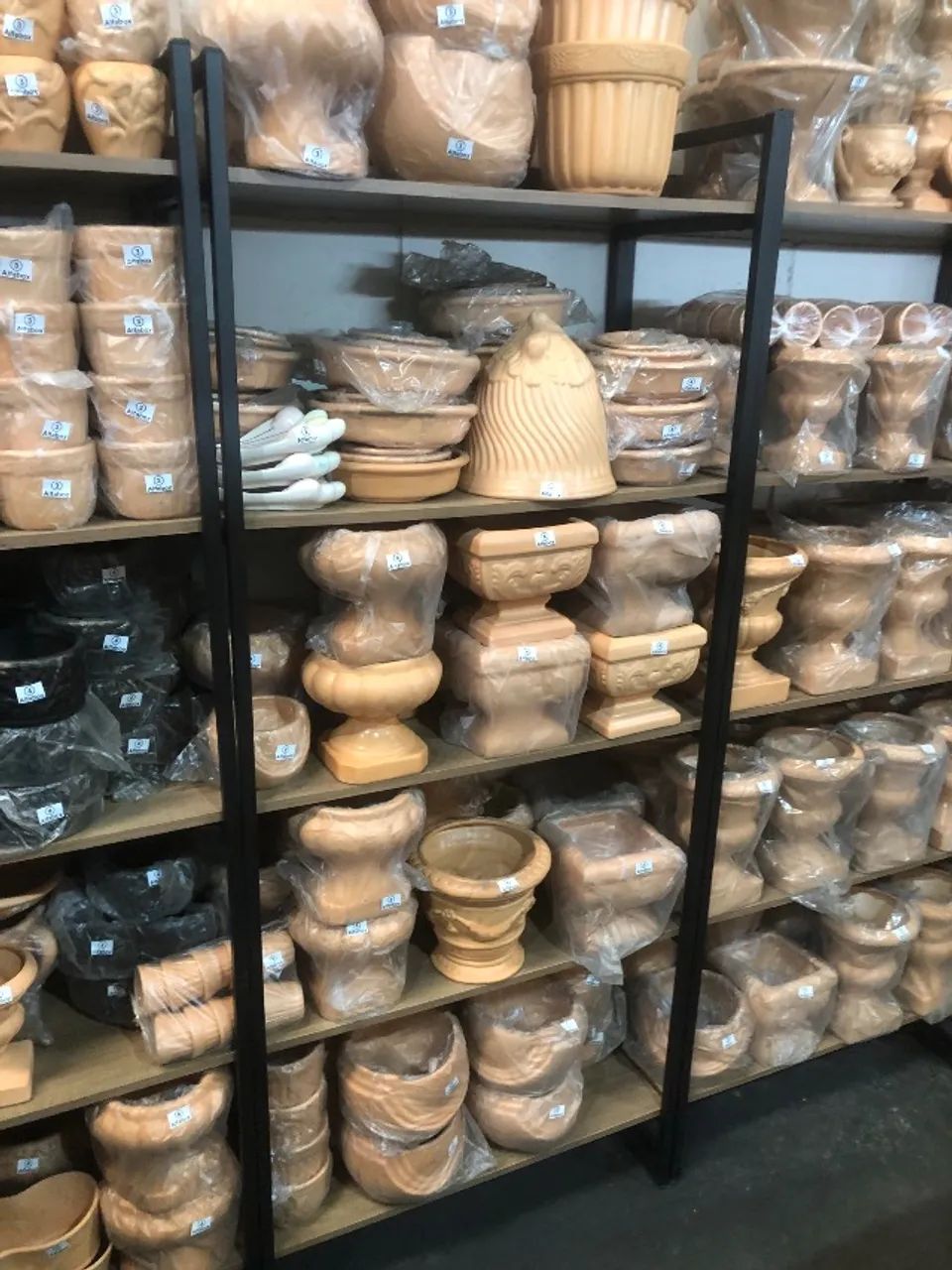 Vasos em terracota no Ceasa Campinas venda de pecas prateleiras e ponto