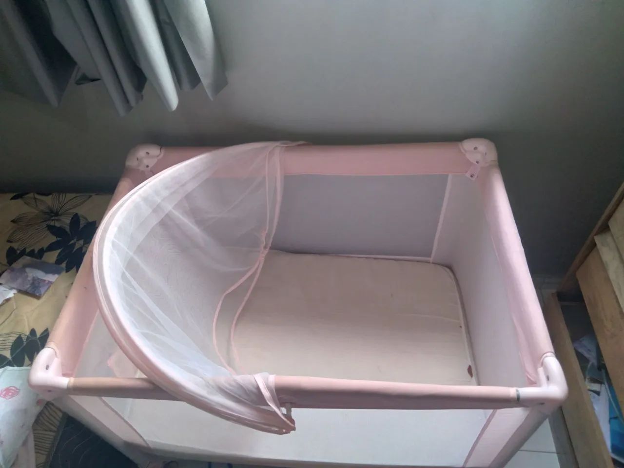 Berço portátil para bebê com mosquiteiro