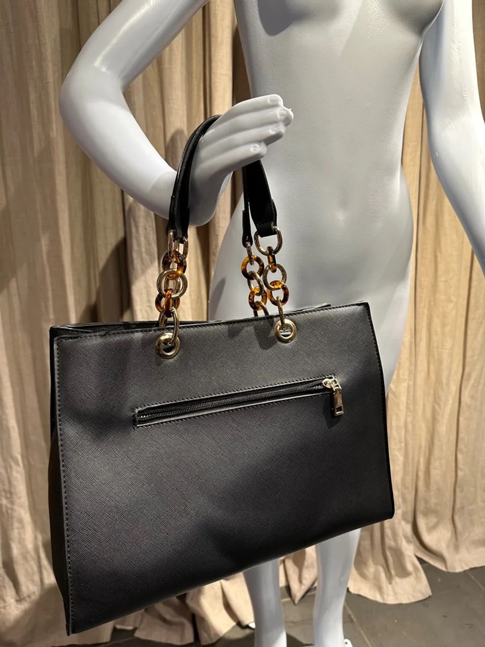 Bolsa de Ombro Preta com Alça Dourada - Foto 3