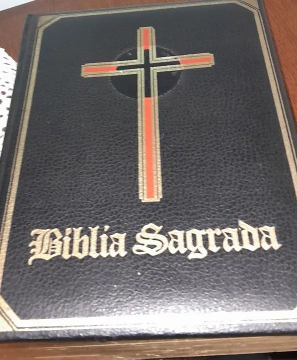 Bíblia Sagrada e suporte 
