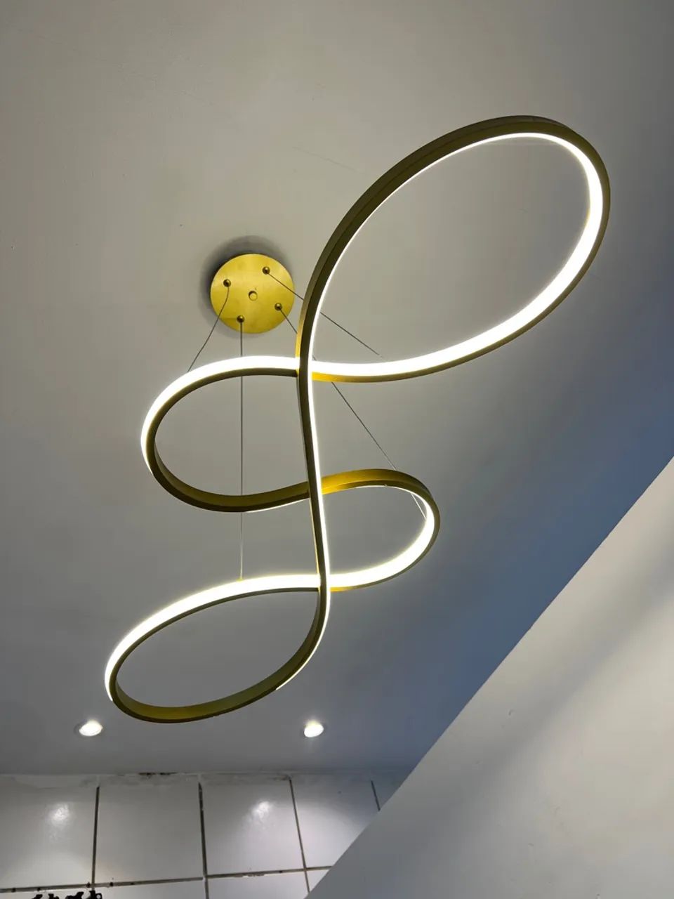 Lustre Moderno LED Design Curvilíneo - Foto 2