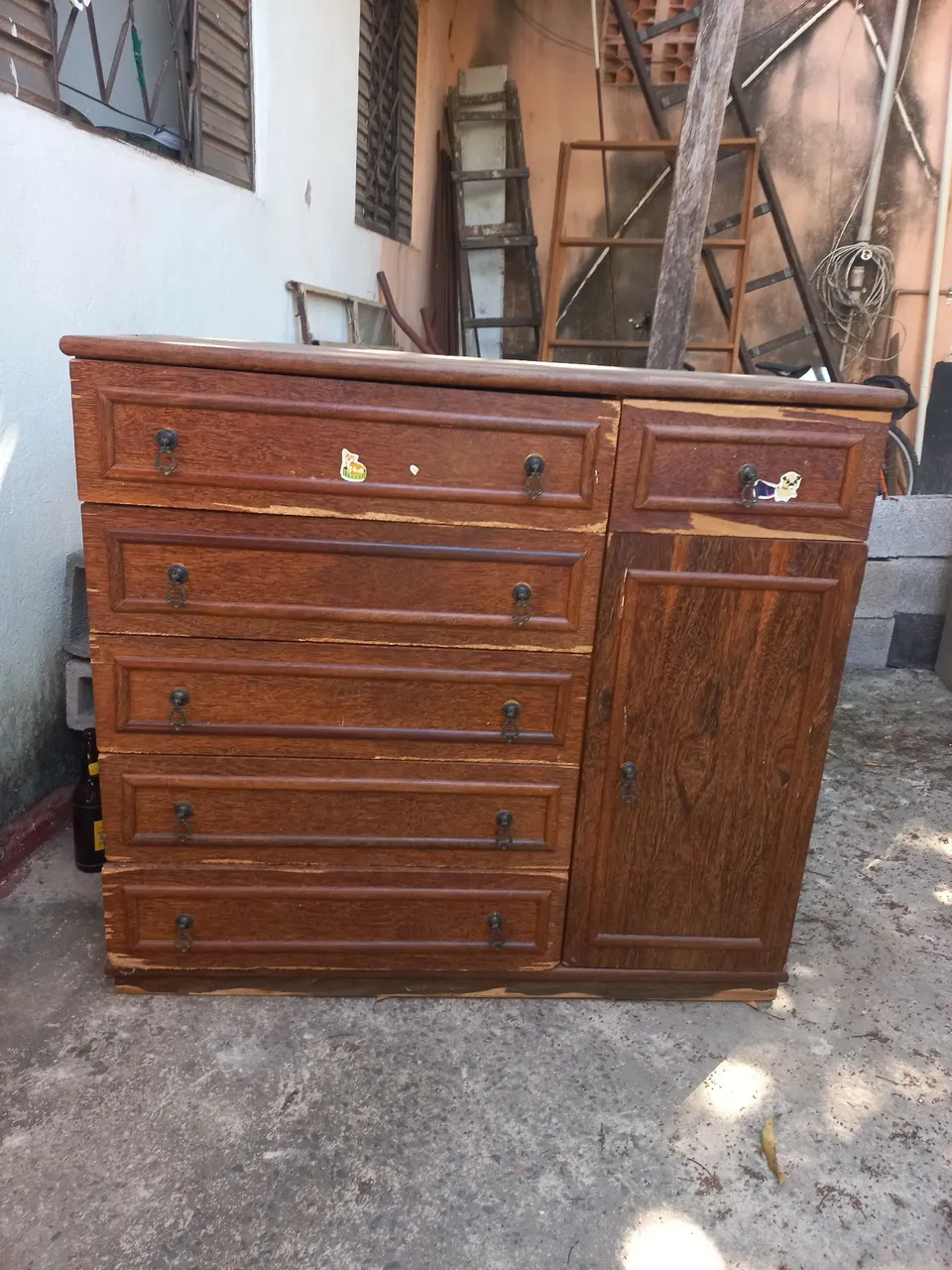 Cômoda de madeira com gavetas e porta