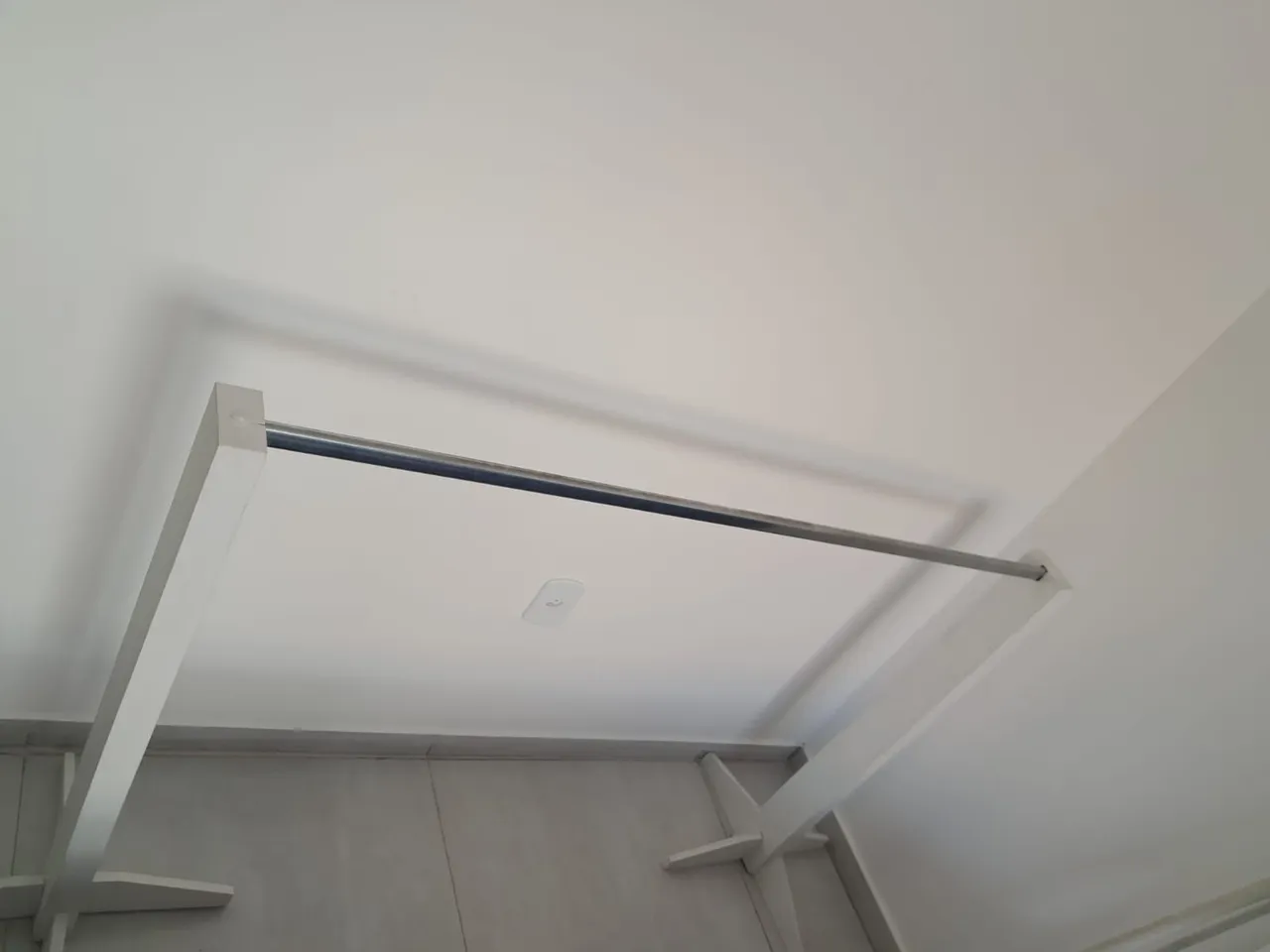 Arara de Roupa Suspensa - Design Moderno