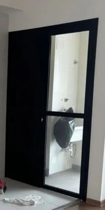 Porta preta alumínio com vidro - Foto 2