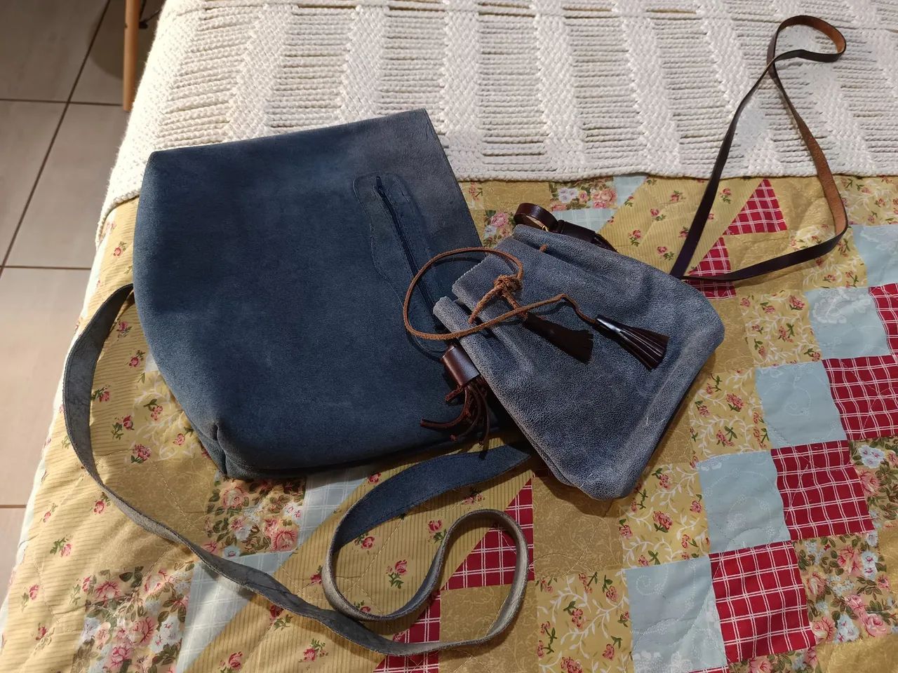 Duas bolsas de couro, camurça azul  - Foto 5