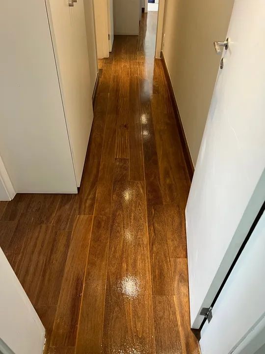 Restauração de escada pisos em madeira com aplicação de verniz . - Foto 4