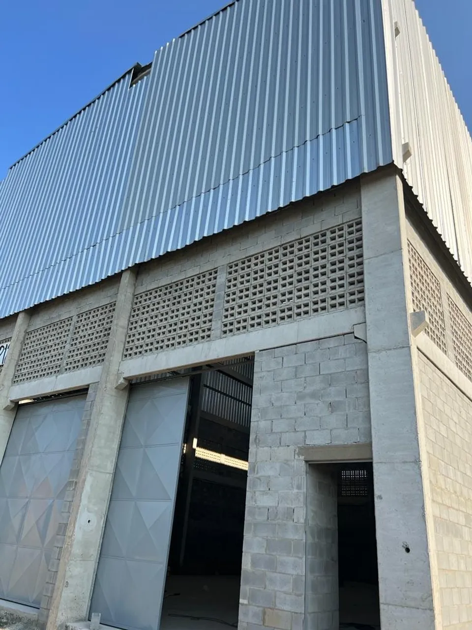 Galpão com 560 m2 e Pé direito de 14 m, no Distrito industrial de João Pessoa