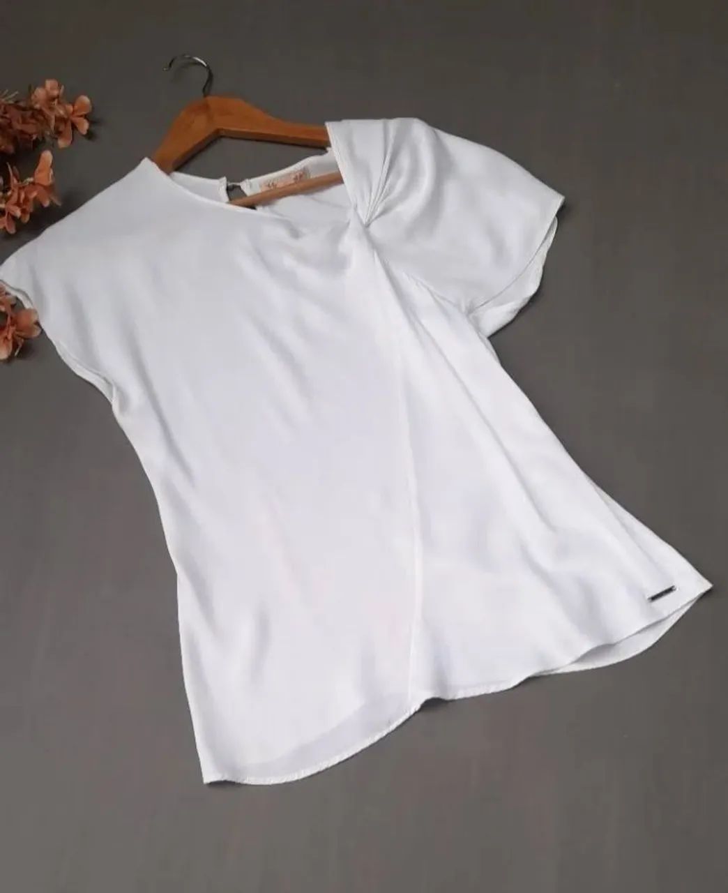 Blusa de Manga Curta Branca Elegante