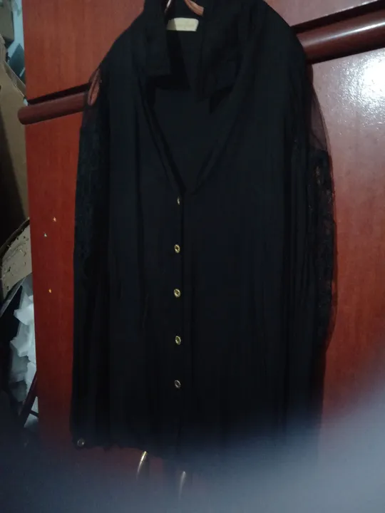 Blusa feminina manga longa com design bordado transparente