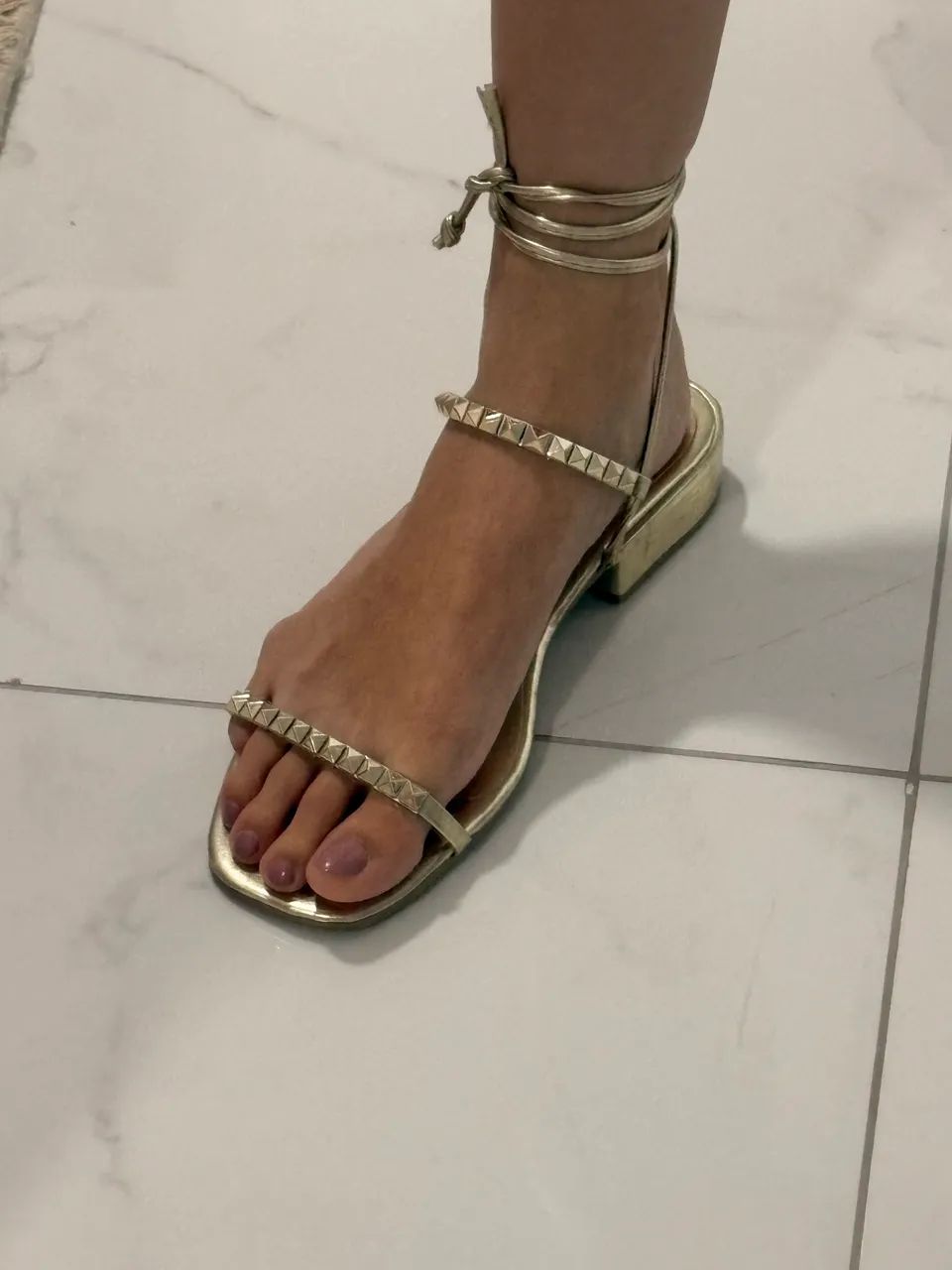 Rasteira com saltinho dourada - Foto 4