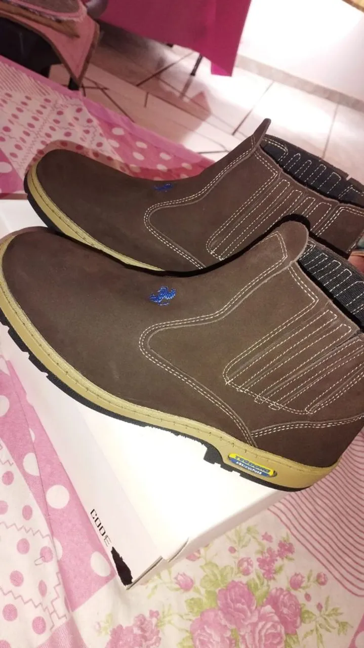 Botina de Couro Marrom - Conforto e Estilo!