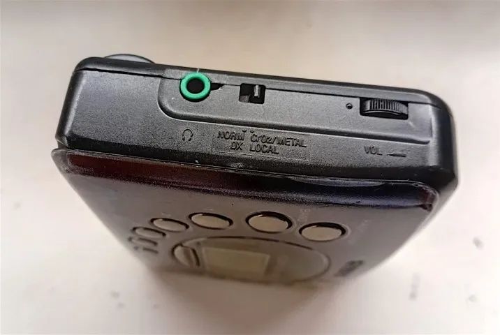 WALKMAN SONY WM-FX463 COM CAIXAS DE SOM - NAO FUNCIONA RADIO, SO