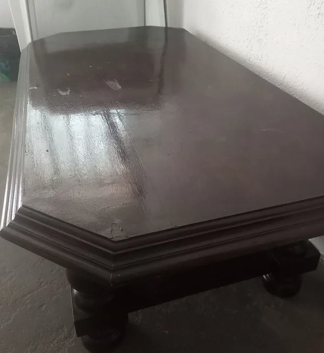 Mesa de madeira maciça antiga