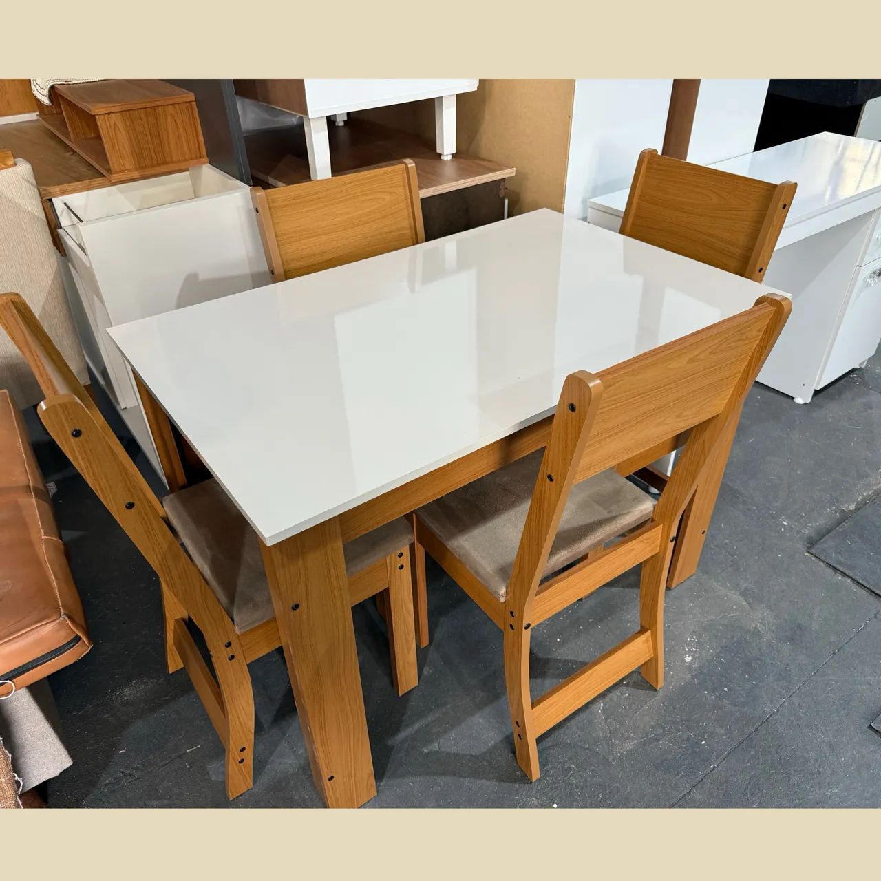 Mesa com 4 cadeiras - pronta entrega 