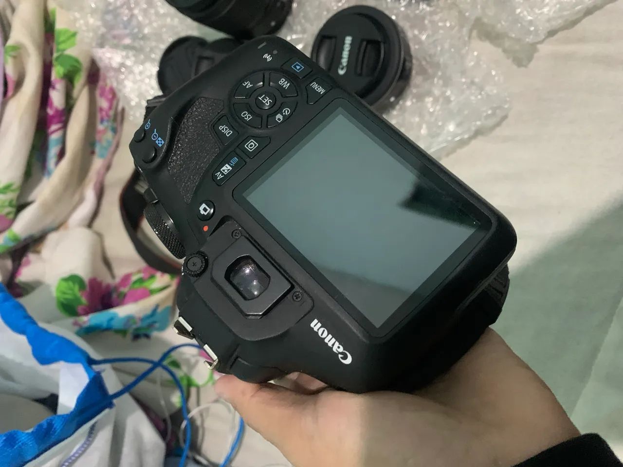 Câmera fotográfica Cannon T7 +lente 24mm / flash / carregadores e pilhas KIT - Foto 2