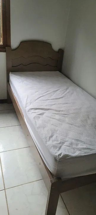 Cama de solteiro com cabeceira de madeira