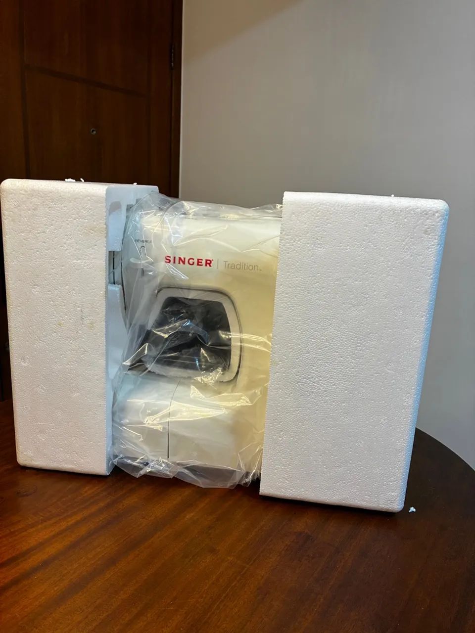 Máquina de Costura Singer Tradition 2250 NOVA!! - Foto 2