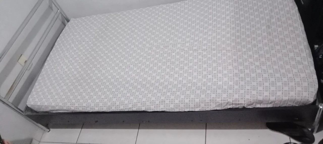 Cama Solteiro em Madeira e espelho em aço com colchão  - Foto 3