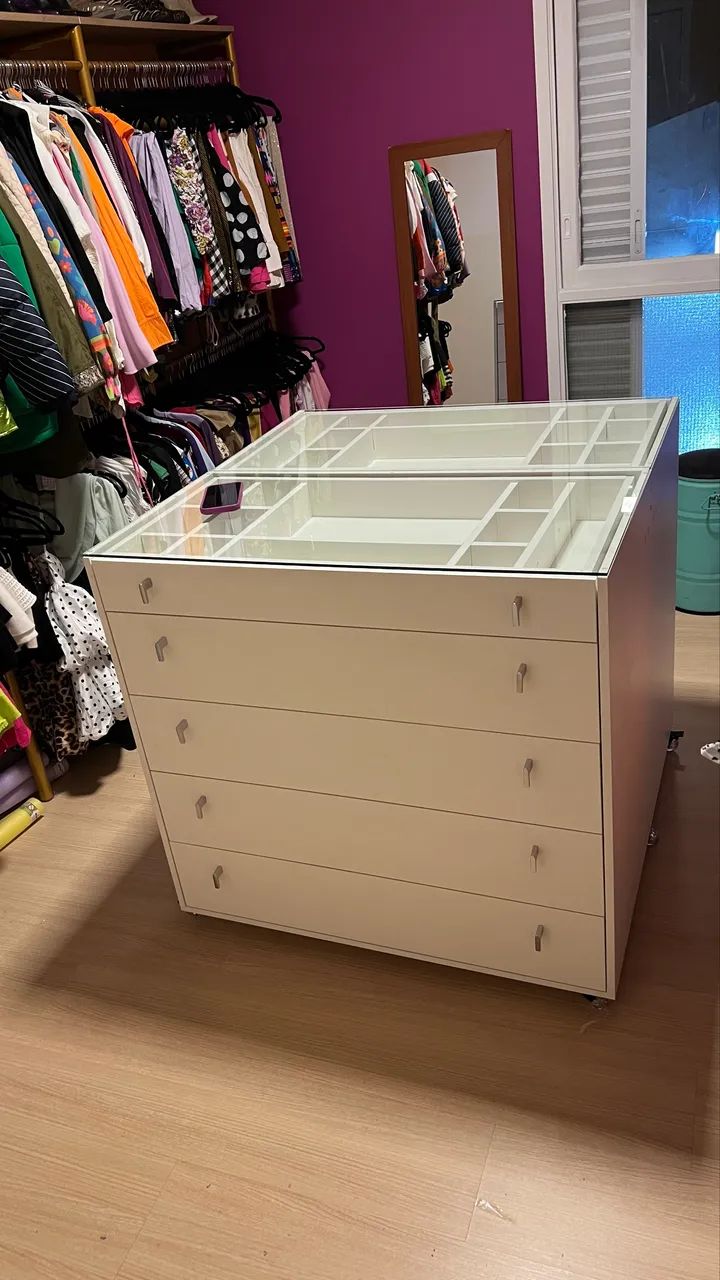 Cômoda 5 gavetas tampo de vidro e rodinhas 