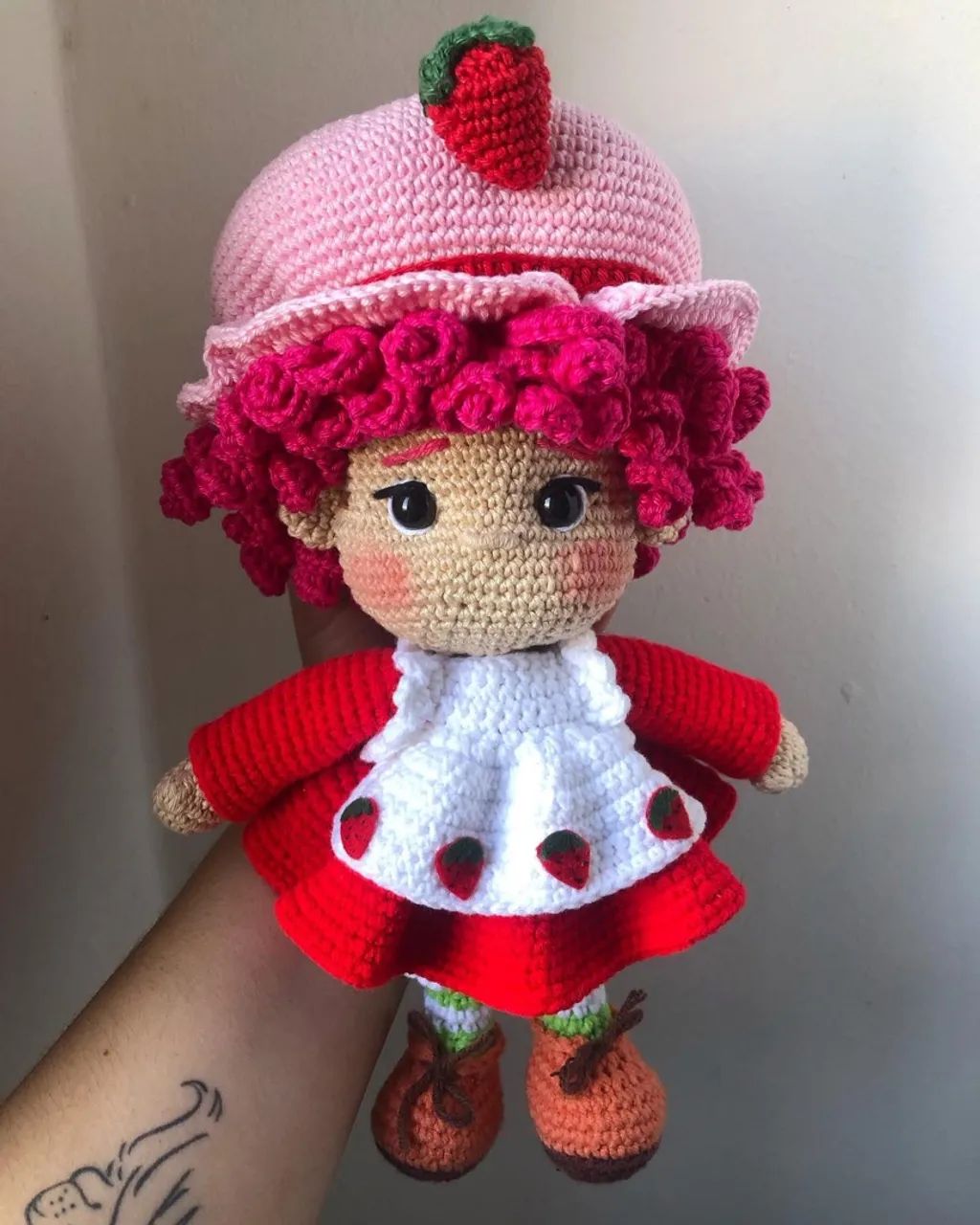 Boneca Moranguinho de Crochê Artesanal - Foto 2