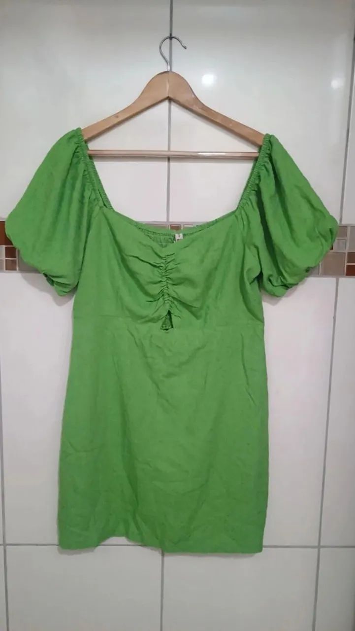 Vestido curto com mangas bufante verde 