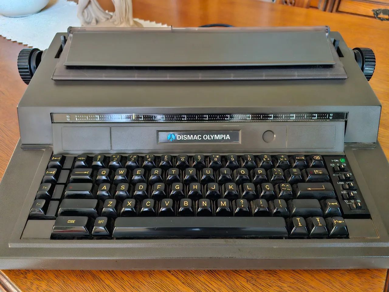 Máquina de escrever eletrônica Dismac Olympia