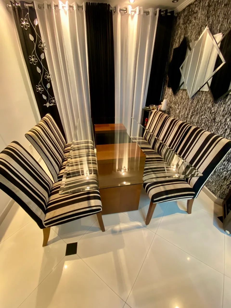 Mesa de 1,80 com seis cadeiras.
