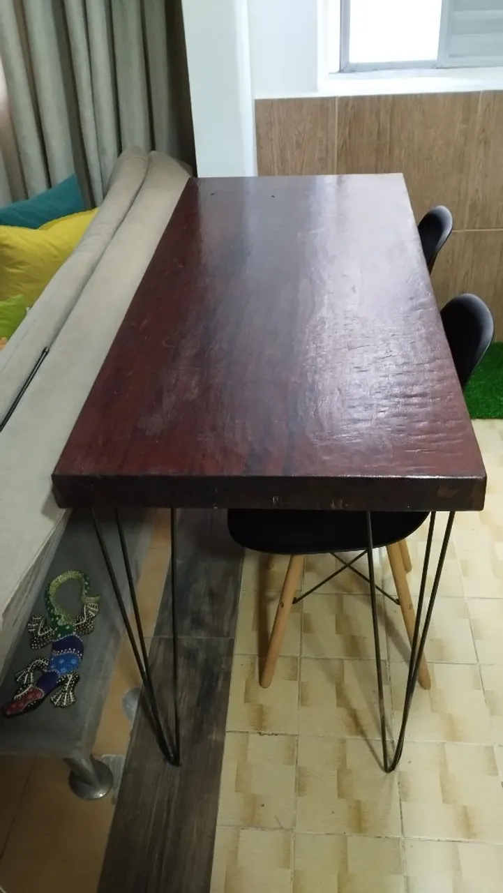 Mesa de madeira com pernas de ferro