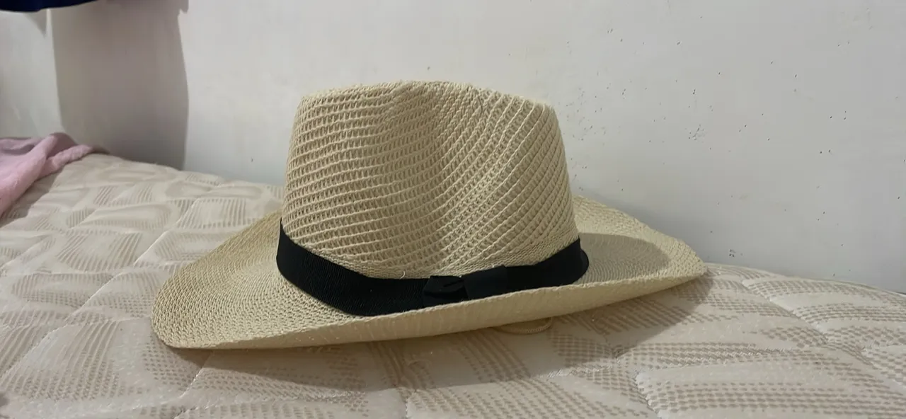 Chapéu de praia com faixa preta - Estilo e proteção