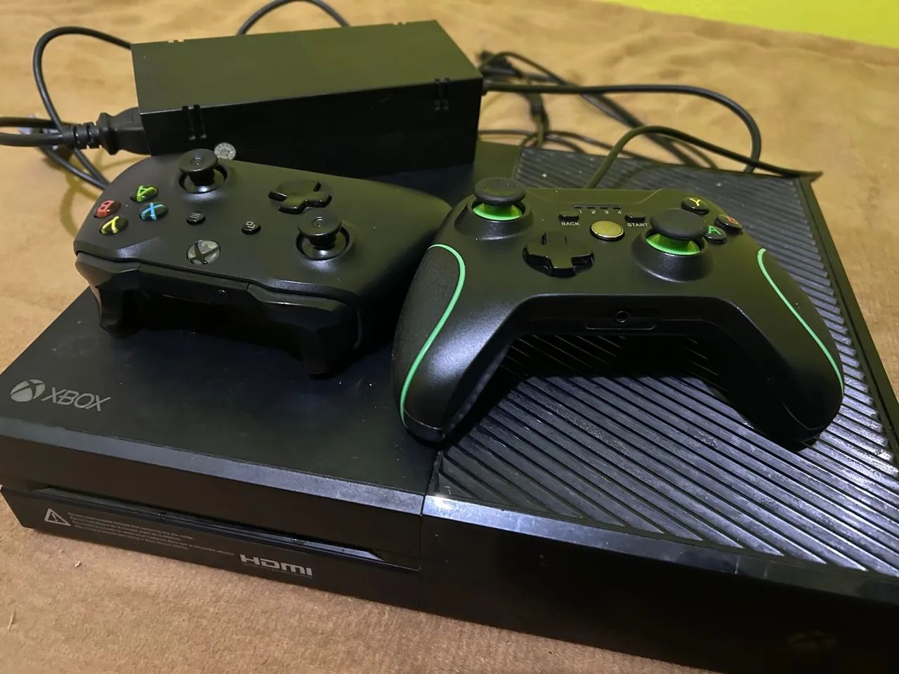 Xbox One com 2 Controles e Fonte