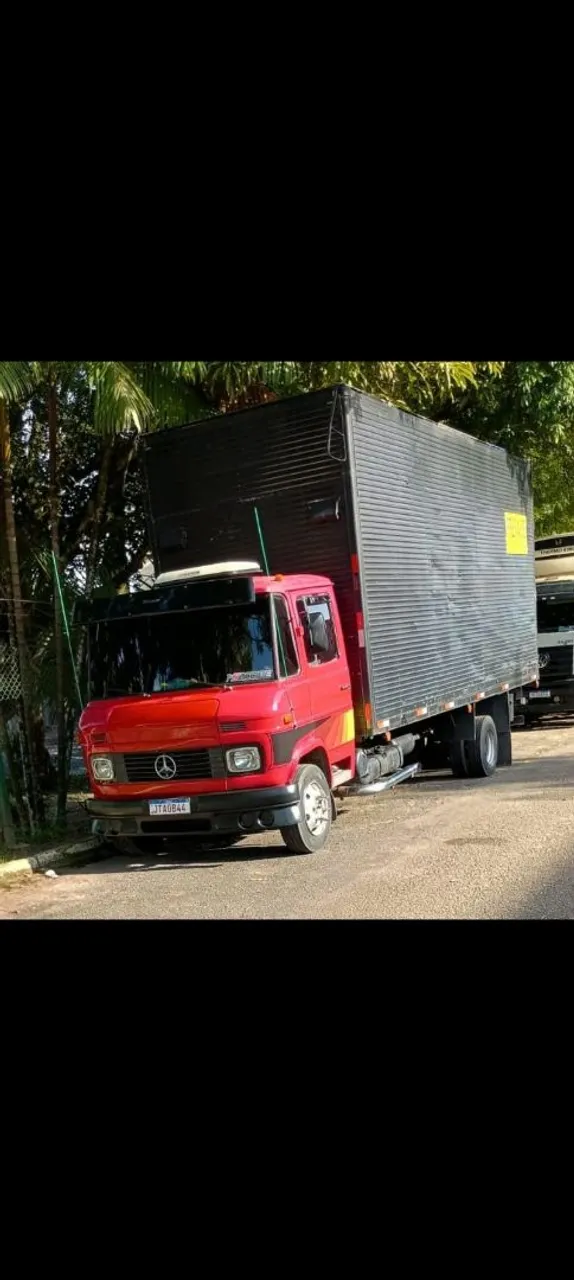Caminhão baú.