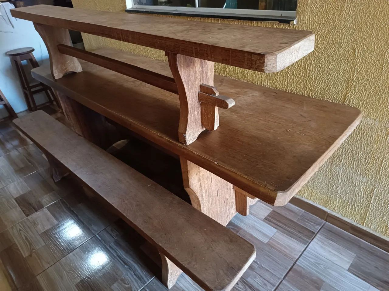 Mesa de madeira rústica com banco