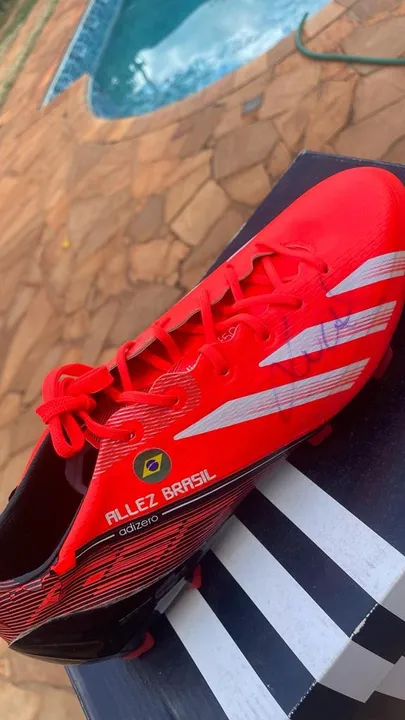 Chuteira adizero 99g autografada pelo Lucas Moura
