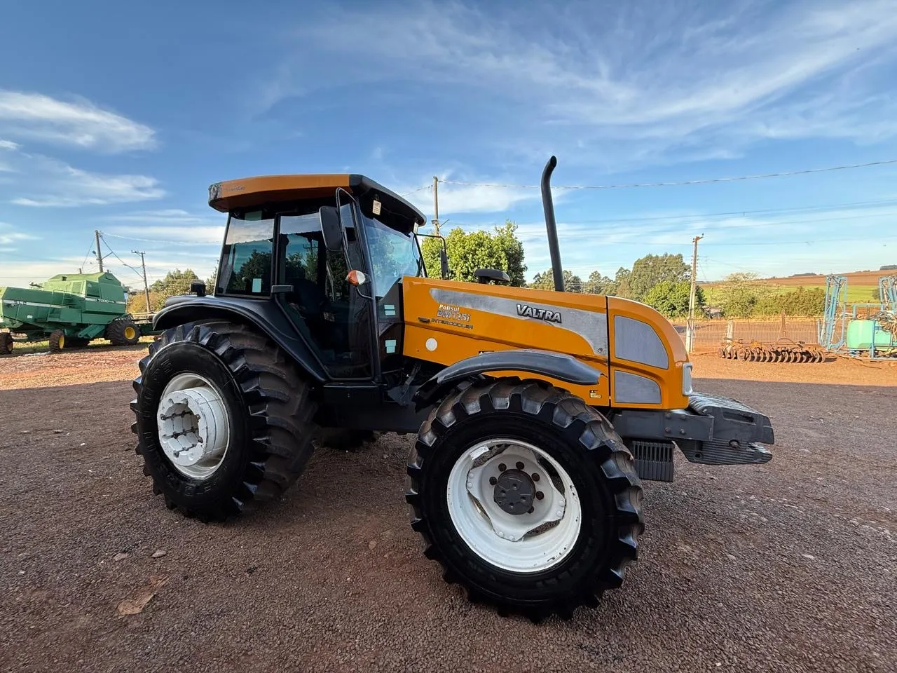 Trator Valtra Série BM 125i - Potência e Confiabilidade