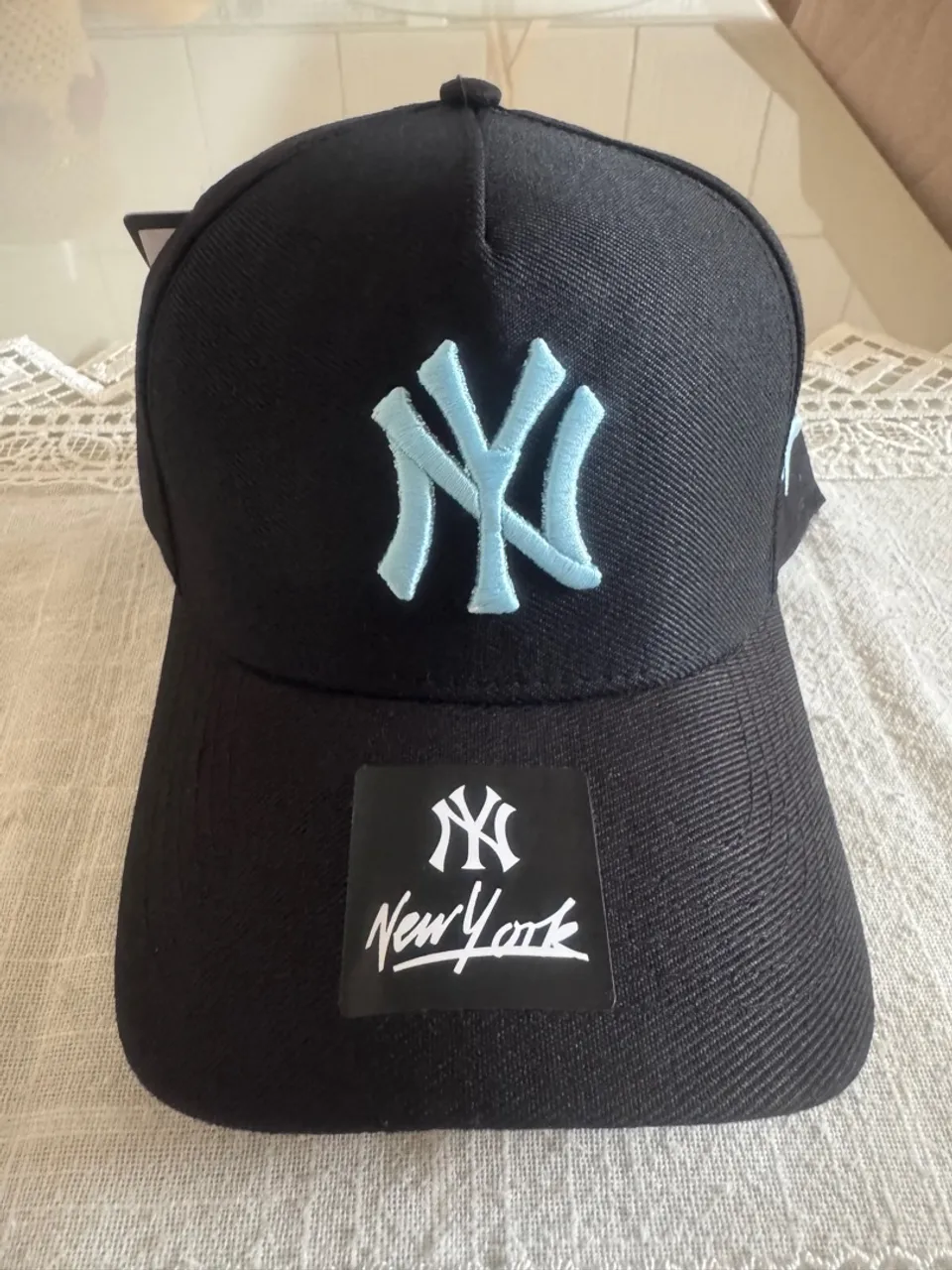 Boné New York Yankees Azul Claro e Preto