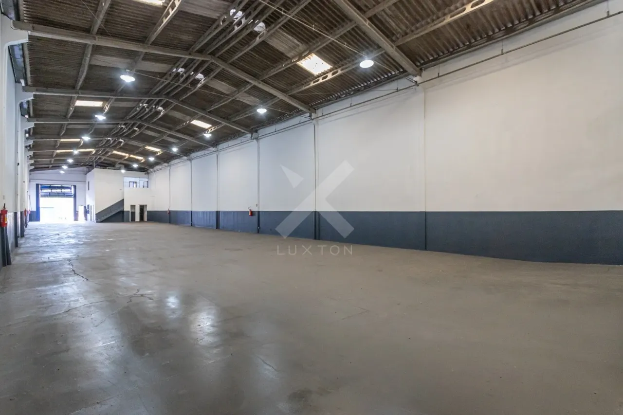 Pavilhão reformado para alugar no Humaitá