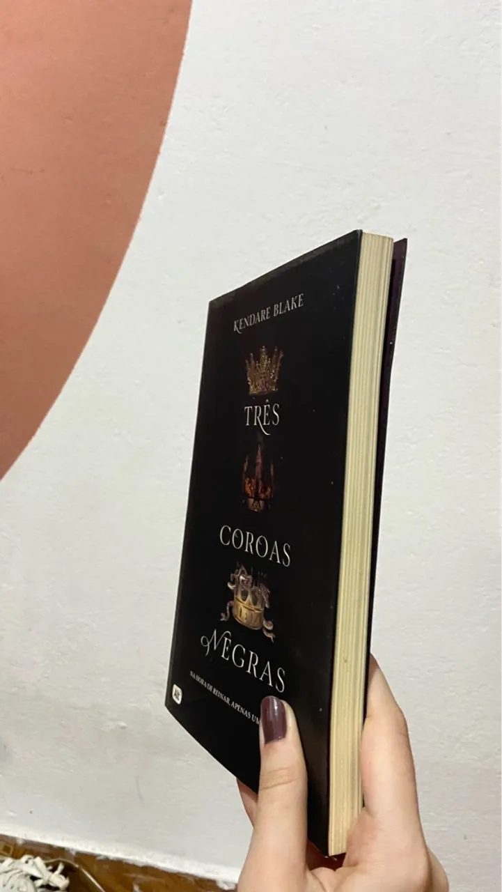 Livro 1 Três Coroas Negras - Kendare Blake