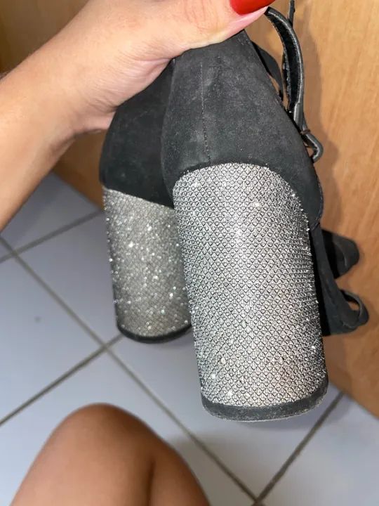 Sandália de salto alto preta - Foto 2