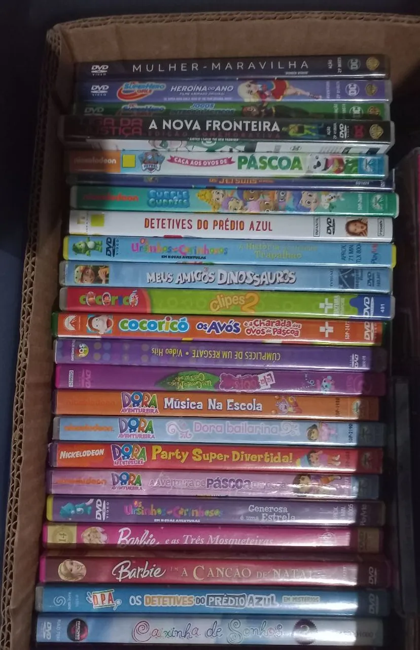Lote com 30 DVDs infantis