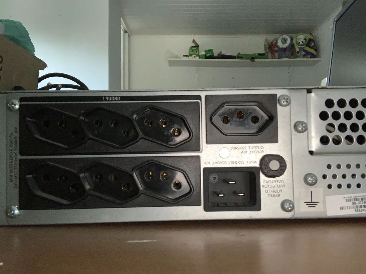 Nobreak SMT2200I2U-BR 220V - APC Smart-UPS, Line Interactive, 2200VA, Rackmount  - Foto 3