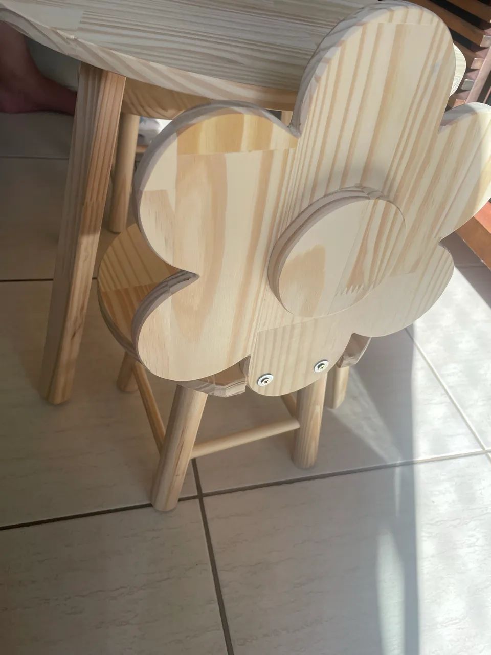Mesa infantil com 2 cadeiras estado de nova ! 